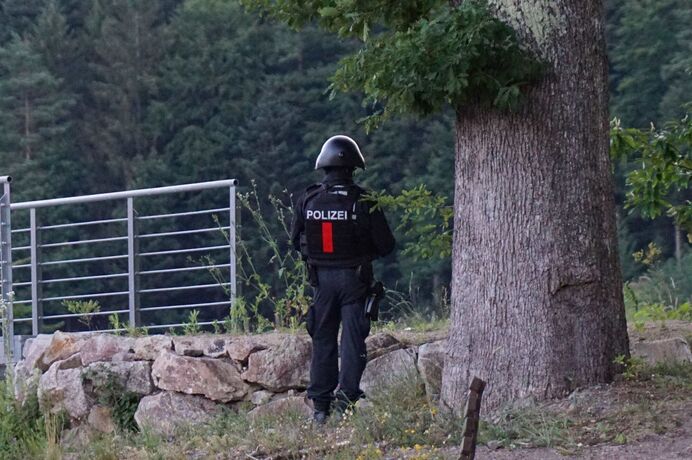 EXKLUSIVBILDER! Oppenau: Bilder von der Polizei im Waldgebiet - 31-jaehriger auf der Flucht mit Polizeidienstwaffen - Hunderte P