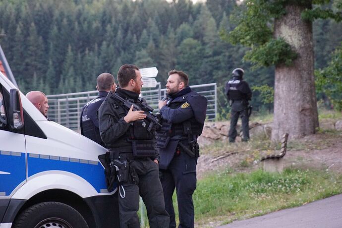 EXKLUSIVBILDER! Oppenau: Bilder von der Polizei im Waldgebiet - 31-jaehriger auf der Flucht mit Polizeidienstwaffen - Hunderte P