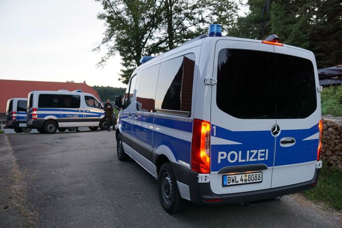 EXKLUSIVBILDER! Oppenau: Bilder von der Polizei im Waldgebiet - 31-jaehriger auf der Flucht mit Polizeidienstwaffen - Hunderte P