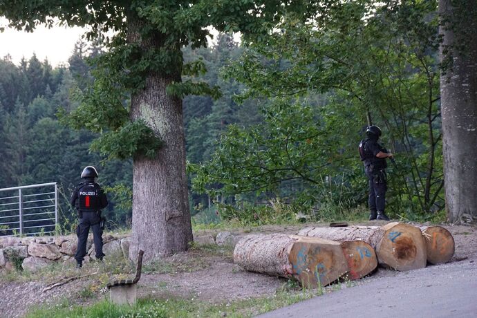 EXKLUSIVBILDER! Oppenau: Bilder von der Polizei im Waldgebiet - 31-jaehriger auf der Flucht mit Polizeidienstwaffen - Hunderte P