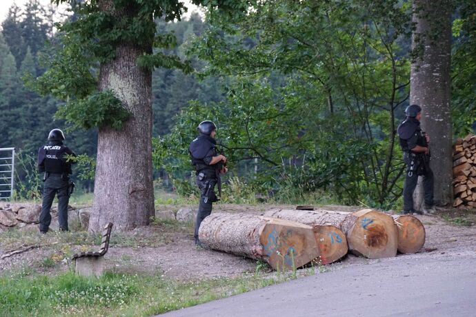 EXKLUSIVBILDER! Oppenau: Bilder von der Polizei im Waldgebiet - 31-jaehriger auf der Flucht mit Polizeidienstwaffen - Hunderte P