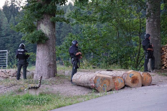 EXKLUSIVBILDER! Oppenau: Bilder von der Polizei im Waldgebiet - 31-jaehriger auf der Flucht mit Polizeidienstwaffen - Hunderte P