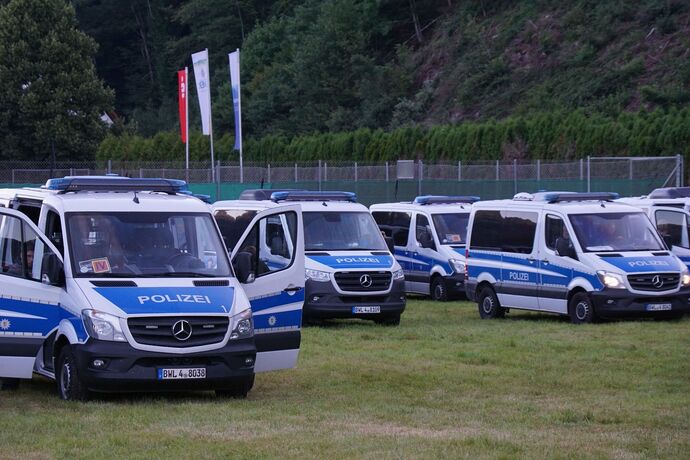 EXKLUSIVBILDER! Oppenau: Bilder von der Polizei im Waldgebiet - 31-jaehriger auf der Flucht mit Polizeidienstwaffen - Hunderte P