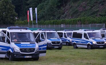 EXKLUSIVBILDER! Oppenau: Bilder von der Polizei im Waldgebiet - 31-jaehriger auf der Flucht mit Polizeidienstwaffen - Hunderte P