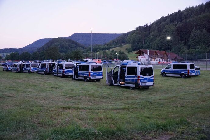 EXKLUSIVBILDER! Oppenau: Bilder von der Polizei im Waldgebiet - 31-jaehriger auf der Flucht mit Polizeidienstwaffen - Hunderte P