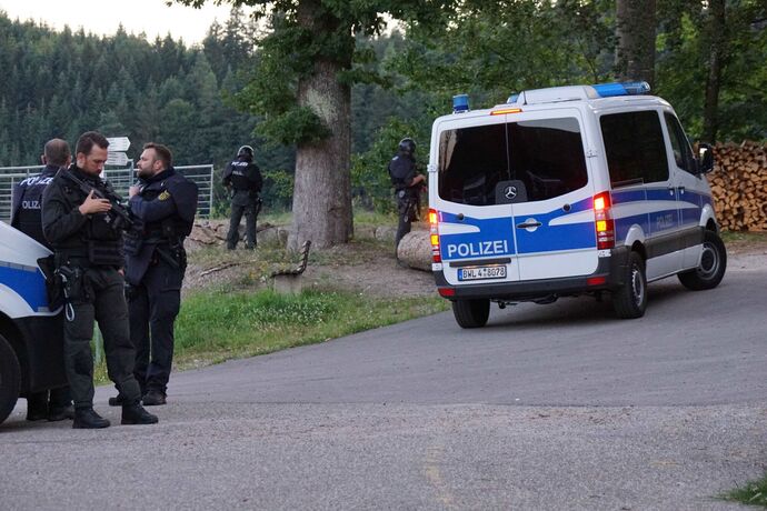 EXKLUSIVBILDER! Oppenau: Bilder von der Polizei im Waldgebiet - 31-jaehriger auf der Flucht mit Polizeidienstwaffen - Hunderte P