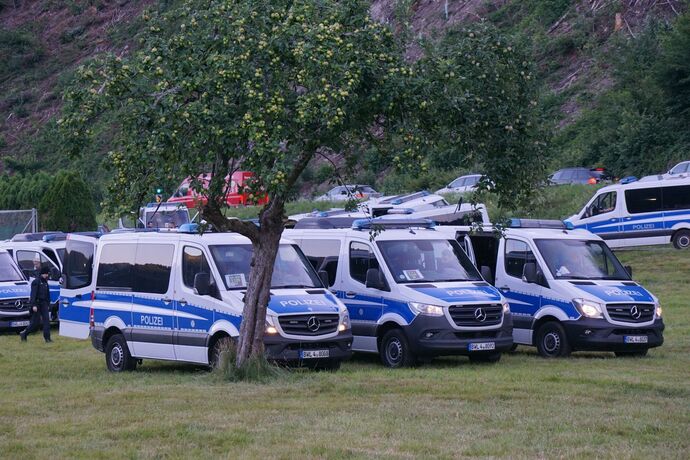 EXKLUSIVBILDER! Oppenau: Bilder von der Polizei im Waldgebiet - 31-jaehriger auf der Flucht mit Polizeidienstwaffen - Hunderte P