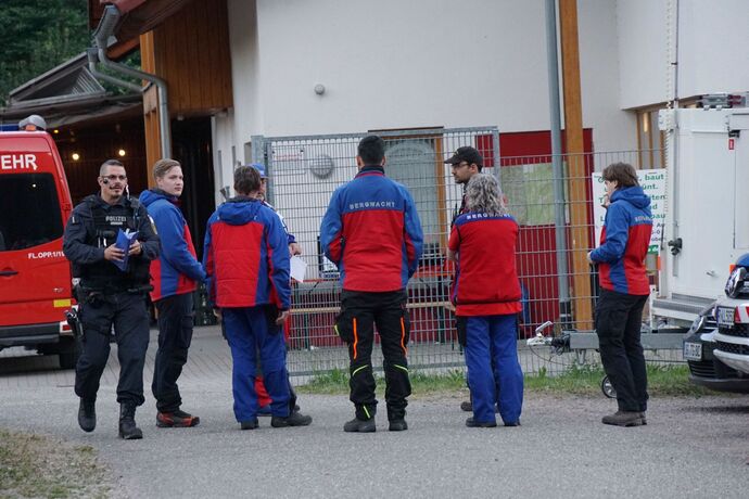 EXKLUSIVBILDER! Oppenau: Bilder von der Polizei im Waldgebiet - 31-jaehriger auf der Flucht mit Polizeidienstwaffen - Hunderte P