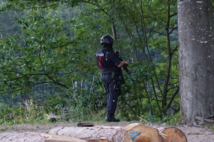 EXKLUSIVBILDER! Oppenau: Bilder von der Polizei im Waldgebiet - 31-jaehriger auf der Flucht mit Polizeidienstwaffen - Hunderte P