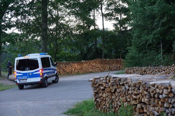EXKLUSIVBILDER! Oppenau: Bilder von der Polizei im Waldgebiet - 31-jaehriger auf der Flucht mit Polizeidienstwaffen - Hunderte P