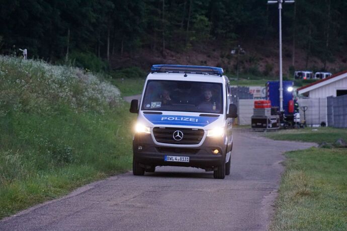 EXKLUSIVBILDER! Oppenau: Bilder von der Polizei im Waldgebiet - 31-jaehriger auf der Flucht mit Polizeidienstwaffen - Hunderte P