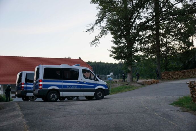EXKLUSIVBILDER! Oppenau: Bilder von der Polizei im Waldgebiet - 31-jaehriger auf der Flucht mit Polizeidienstwaffen - Hunderte P