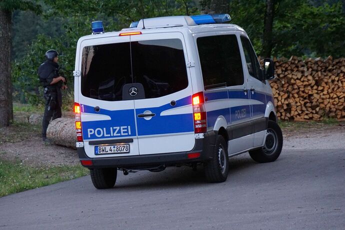 EXKLUSIVBILDER! Oppenau: Bilder von der Polizei im Waldgebiet - 31-jaehriger auf der Flucht mit Polizeidienstwaffen - Hunderte P