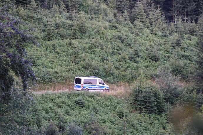 EXKLUSIVBILDER! Oppenau: Bilder von der Polizei im Waldgebiet - 31-jaehriger auf der Flucht mit Polizeidienstwaffen - Hunderte P