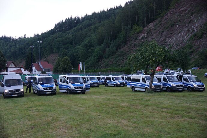 EXKLUSIVBILDER! Oppenau: Bilder von der Polizei im Waldgebiet - 31-jaehriger auf der Flucht mit Polizeidienstwaffen - Hunderte P