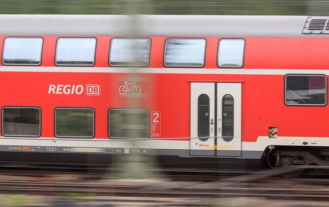 Die Sperrung der Bahnstrecke soll bis Anfang März dauern. (Symbolbild)