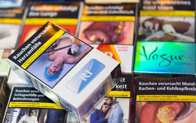 Vor zehn Jahren beschloss der Bundestag: Auf allen Zigarettenschachteln müssen Warnbilder und -hinweise abgedruckt werden. (Symb