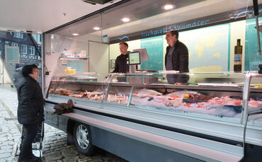 Seit Anfang Februar auf dem Schorndorfer Wochenmarkt: Der "Fischquelle"-Stand von Marco Langmann und Daniel Watzl (rechts im Fot