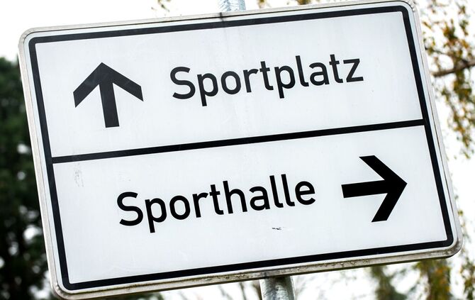 Sportplatz und Sporthalle