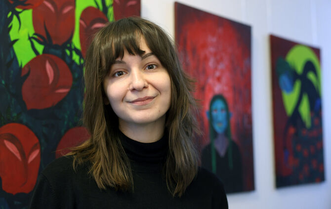 Alina Paramonova aus der Ukraine stellt ihre Bilder im Rathaus in Alfdorf aus.