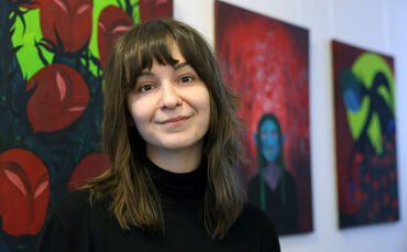 Alina Paramonova aus der Ukraine stellt ihre Bilder im Rathaus in Alfdorf aus.