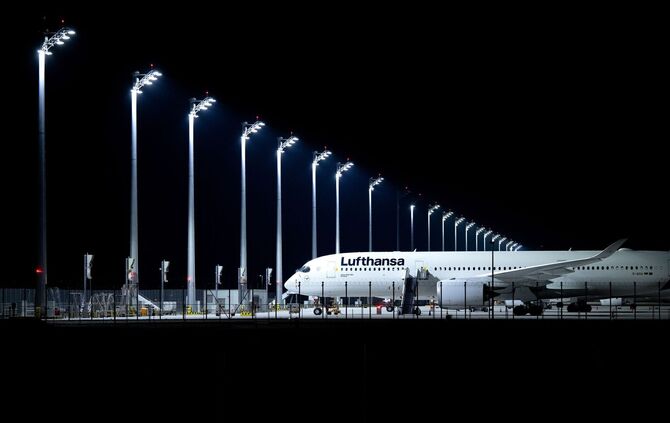 Ein Flugzeug der Lufthansa steht am Flughafen München