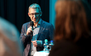 Bürgermeister-Kandidat Thomas Bernlöhr auf dem Podium der Welzheimer Zeitung.