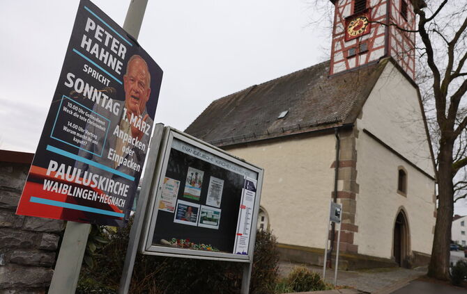 Werbeplakat der evangelischen Kirchengemeinde Hegnach für die Auftritte von Peter Hahne in der Waiblinger Ortschaft.