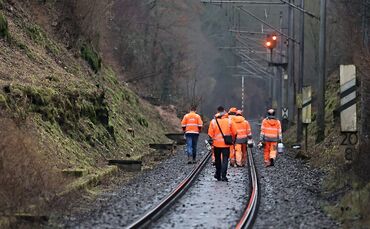 Der Erdrutsch bei Oppenweiler legt die Bahn lahm.