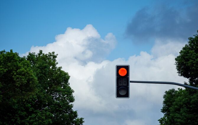 Der mutmaßliche Unfallverursacher soll eine rote Ampel missachtet haben (Symbolfoto).