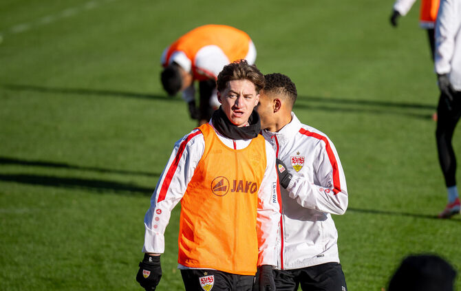 Angelo Stiller sitzt gegen Glasgow auf der Bank.