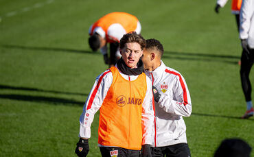 Angelo Stiller sitzt gegen Glasgow auf der Bank.