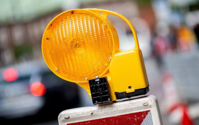 Warnleuchte an einer Baustelle