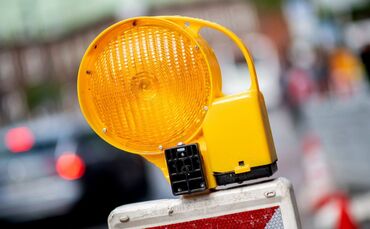 Warnleuchte an einer Baustelle
