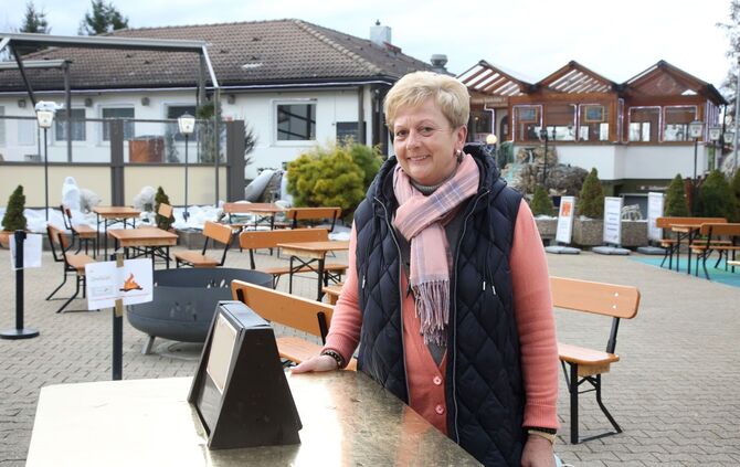 Wirtin Linda Brandl vom Lindhälder Stüble und der Almhütte Strümpfelbach in ihrem Biergarten (Archivfoto).