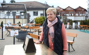 Wirtin Linda Brandl vom Lindhälder Stüble und der Almhütte Strümpfelbach in ihrem Biergarten (Archivfoto).