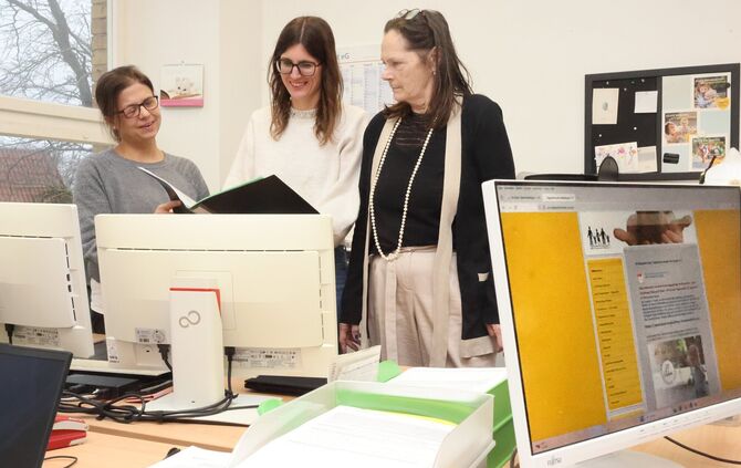 Die Fachberaterinnen Annika Schweizer (Mitte) und Sophia Nuß (rechts) helfen Eltern dabei, eine passende Kindertagespflege zu fi