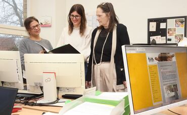 Die Fachberaterinnen Annika Schweizer (Mitte) und Sophia Nuß (links) helfen Eltern dabei, eine passende Kindertagespflege zu fin