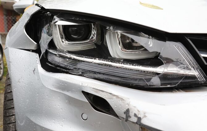 Der Seat der Unfallverursacherin musste abgeschleppt werden. (Symbolfoto)