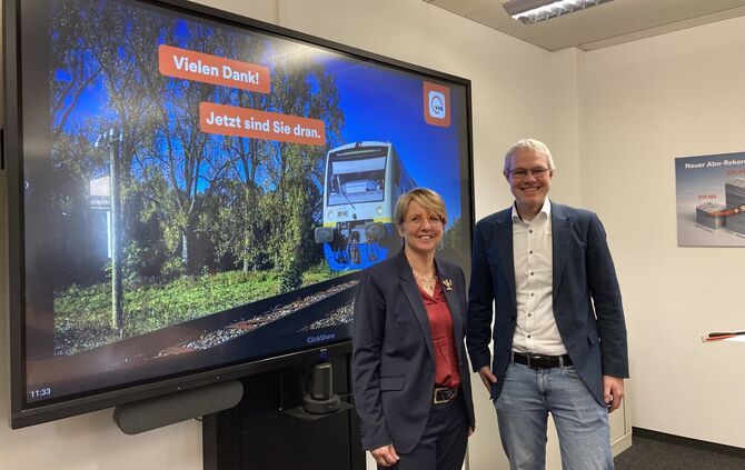 Die VVS-Geschäftsführung Cornelia Christian und Dr. Jan Neidhardt bei der jüngsten Jahrespressekonferenz in Stuttgart.