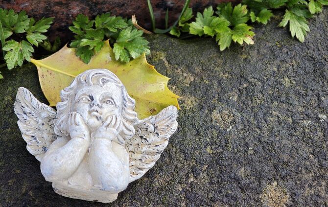 Steinengel auf dem Grab: Ein ähnlicher Engel ist wohl auf dem Neuen Friedhof gestohlen worden.