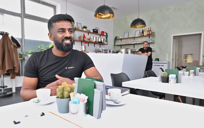 Kogulan Navaratnam kurz nach der Eröffnung des Cafés. (Archivfoto)