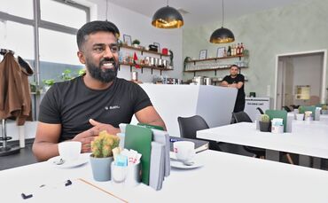 Kogulan Navaratnam kurz nach der Eröffnung des Cafés. (Archivfoto)