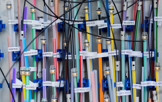 Glasfaserkabel in einem Schaltkasten.