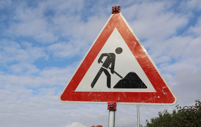 Bauarbeiten haben eine Teilsperrung der Bundesstraße zur Folge (Symbolfoto).