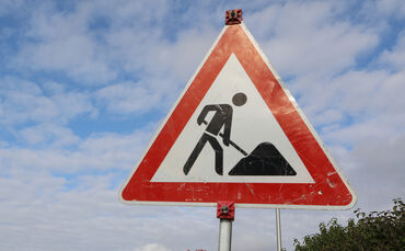 Bauarbeiten haben eine Teilsperrung der Bundesstraße zur Folge (Symbolfoto).