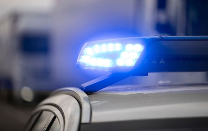 Die Männer drifteten mit ihren Autos um die Kurve (Symbolbild)