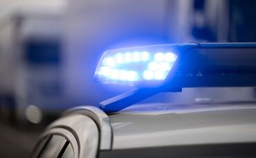 Die Männer drifteten mit ihren Autos um die Kurve (Symbolbild)