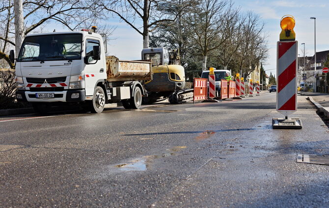 Ein Wasserrohrbruch in der Schorndorfer Straße neben dem Stadtfriedhof hat am Donnerstag die Stadtwerke und Bauarbeiter beschäft