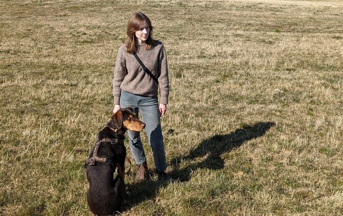 Marlene Kehle mit ihrem Hund Lasse.